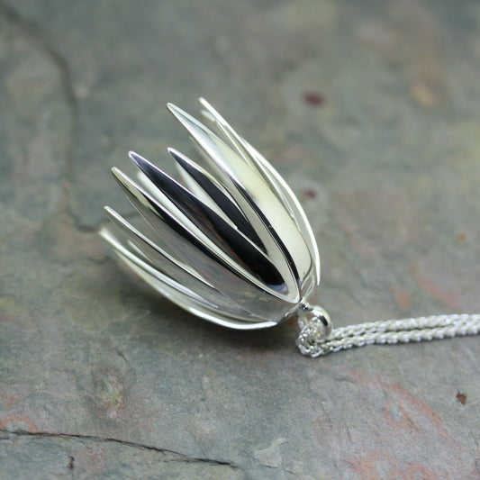 QUINN Silver 'Flower' Pendant